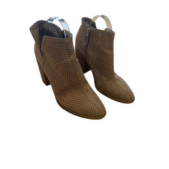 DV By Dolce Vita Boots Womens 8 Perforated Ankle Booties Heels Beige Fabric Zip - Picture 1 of 6